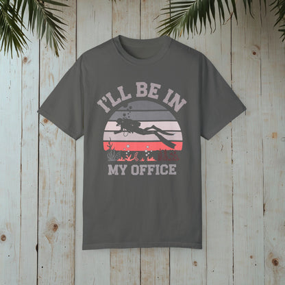 I’LL BE IN MY OFFICE RETRO DIVING GARMENT-DYED TEE