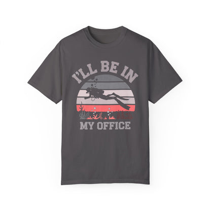 I’LL BE IN MY OFFICE RETRO DIVING GARMENT-DYED TEE